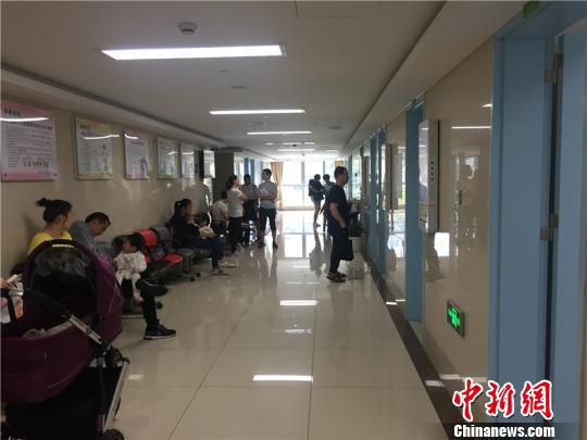 点击图片进入下一页 图为宁波李惠利东部医院儿科候诊区 应红燕 摄
