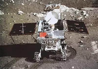 嫦娥三号着陆器上的相机拍摄的“玉兔”号月球车