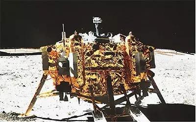 玉兔号月球车上的全景相机拍摄的着陆器