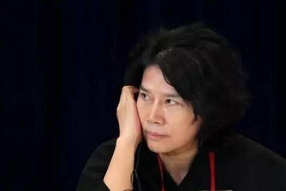 近日，格力最新的手机“色界”在官网悄然上线。这一次董明珠没有出来摔手机、谈理想，甚至开机画面也格外主流。