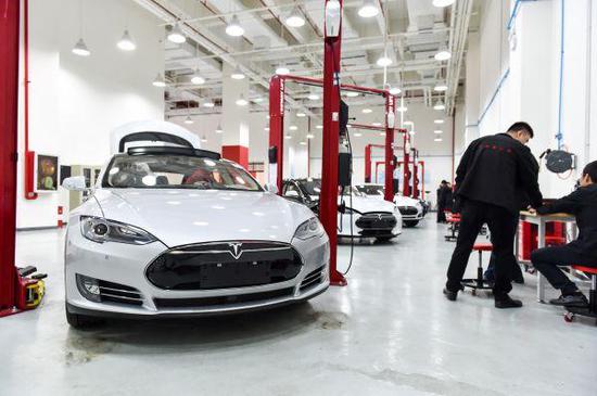 资料图片:维护人员在维护特斯拉Model S轿跑车。新华社记者毛思倩摄