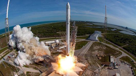 图：2016年4月8日，SpaceX的猎鹰9号火箭与龙飞船在佛罗里达州卡纳维拉尔角发射场发射升空