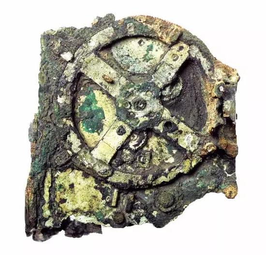 公元1901年，潜水者在安提凯希拉岛附近海域的一艘沉船上发现了安提凯希拉装置的一些锈迹斑斑的碎片，上图为其中一块。