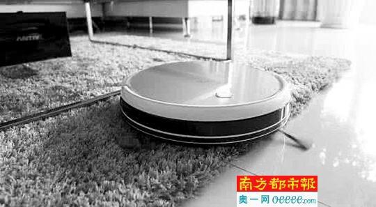 扫地机器人通常可以处理长绒毯、木地板等不同的地面。