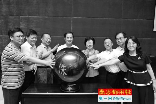 昨日，“格力之父”朱江洪用三年时间写成的自传，首次在华南地区亮相。
