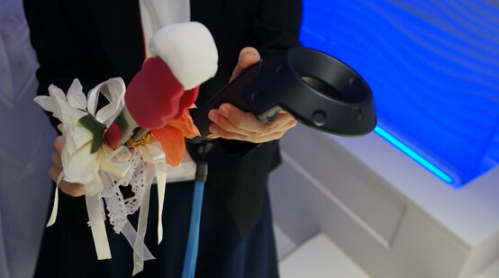 真人成人游戏:日本成人游戏公司办了场真人VR婚礼接吻环节很诡异