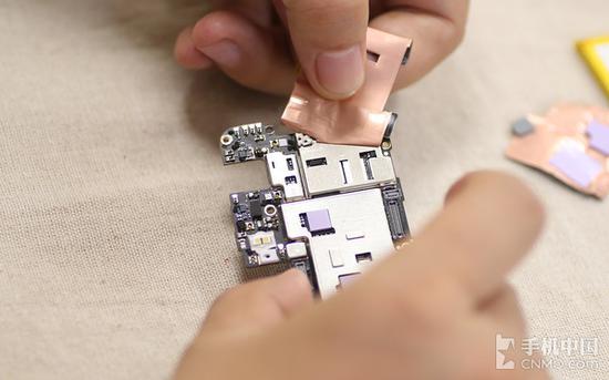 一加手机5拆机:拆完扔水里依旧能防水!|一加|拆