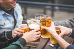 啤酒热量高吗:流言揭秘:“啤酒肚”真的是喝啤酒喝出来的吗? (图片来自网络)