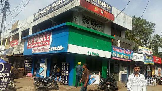 
	印度中央邦，OPPO的logo被抠除，旁边的vivo商家盖掉了logo，贴上店名和广告标语（图片由张先生提供） 
