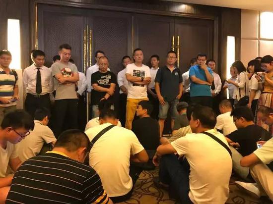 (图为乐视讨债供应商与乐视相关人员对峙。图/李潇雄)