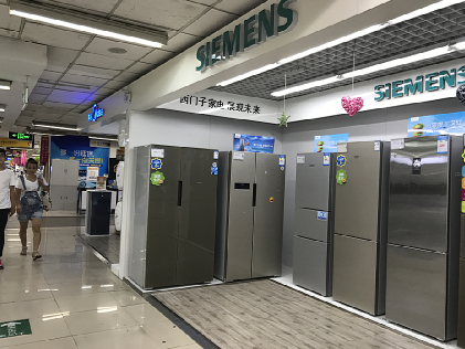 北京市朝阳区某家电卖场内的西门子展柜。 文丽娟 摄