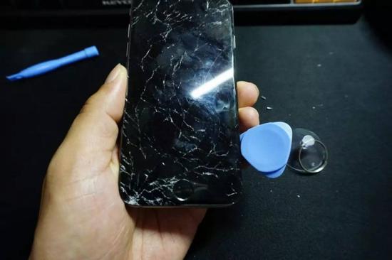 手机屏幕真的那么脆弱? 手机到底要不要贴膜|手