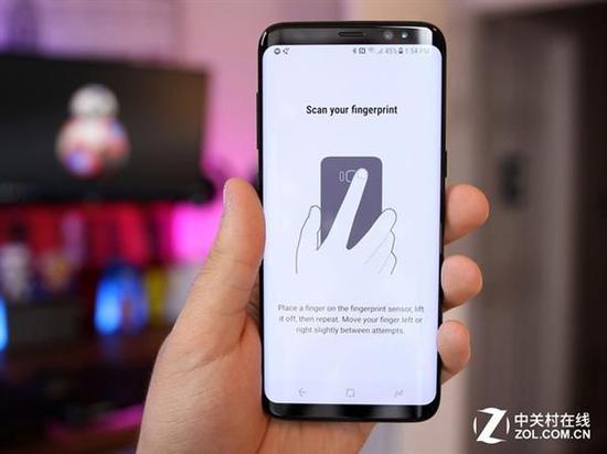 没赶上新技术的三星S8依然选择了电容式指纹，还是后置的