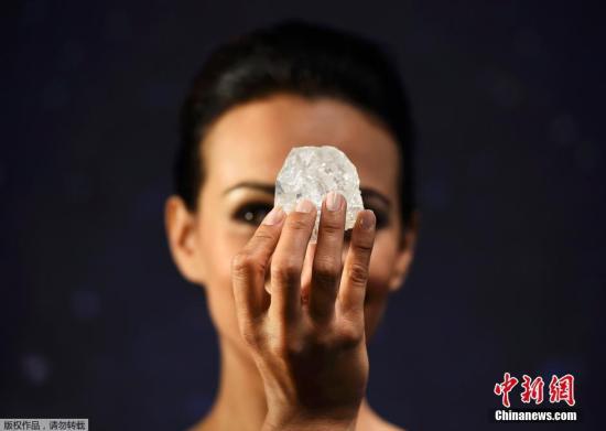 独立钻石:钻石并非越大越好?世界第二大钻流拍或被切割 资料图:模特展示世界第二大钻石原石“Lesedi La Rona”。