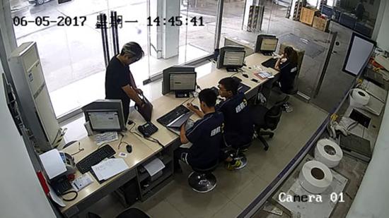 男子在取件点掉包网购电脑 卖家索赔遭拒:等警