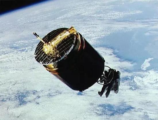 太空垃圾:地球已经被太空垃圾覆盖了?现状不容乐观 图 STS-51-A任务的宇航员Dale Gardner抓住了Westar 6卫星