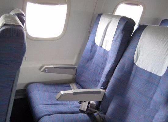 　　飞机上的两个座位只有三个扶手
