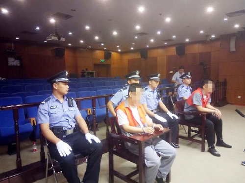 庭审结束后两名被告人接受记者采访。