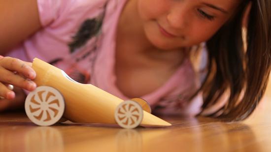 这些汽车玩具均由手工打造，采用环保材料以及简单的工业加工