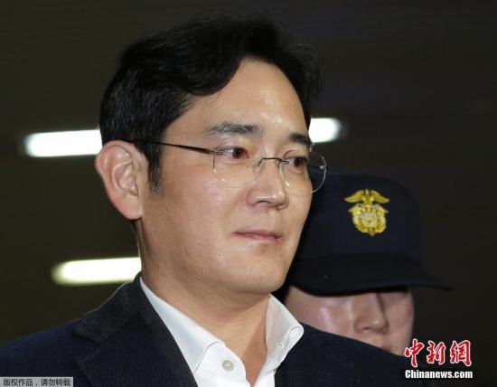 当地时间2月22日,韩国三星电子副会长李在镕(中)被押往位于首尔的特检组办公室接受问讯。三星电子副会长李在镕因涉嫌行贿、挪用公款等多项罪名于17日被捕,连日来多次接受问讯。