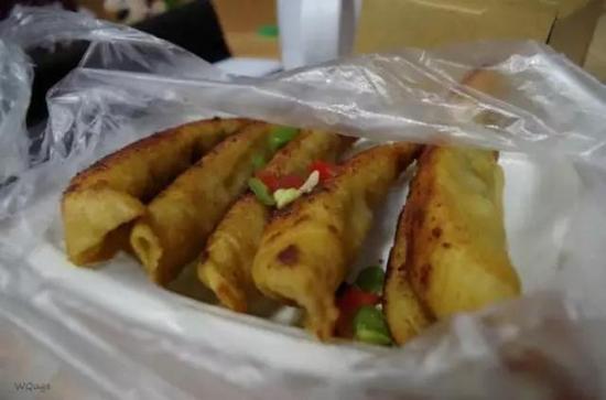流言揭秘:装菜的塑料袋放冰箱等于慢性自杀? 不过对于这种迁移也不用非常恐惧,迁移的量是非常少的,比国家允许的标准都要少许多倍。