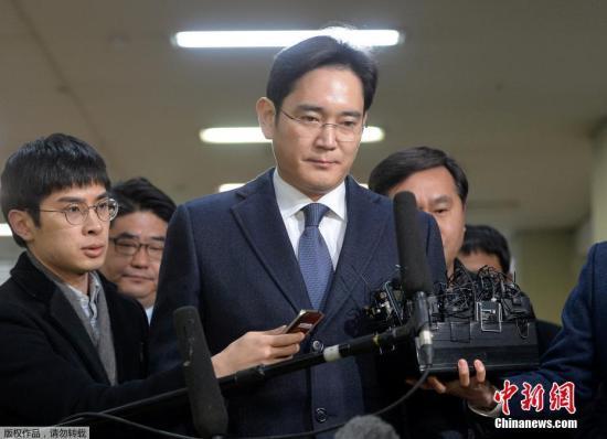 资料图:当地时间2月16日,三星集团领导人李在镕现身特别检察官办公室,出席法庭聆讯。