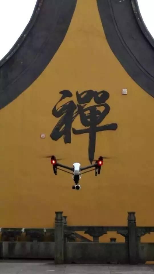 这就是极客法师的无人机正在寺中航拍。