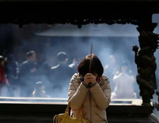 灵隐寺香火鼎盛,在信众心中的地位与权威极高。