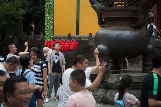 不要向寺庙香炉鼎扔硬币,那是赵莲贵的恶作剧。