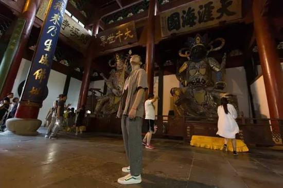 灵隐寺中的大殿匾额典故,赵莲贵如数家珍。