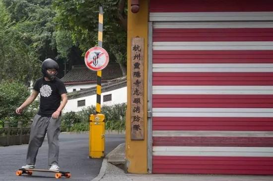 赵朝阳戴头盔踩滑板上下山,印证了他是90后。