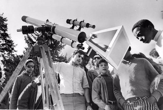 ▲ 1970 年，学生们围在一个装有投影屏幕的望远镜周围观测了日食。（Bill Wunsch / Getty Images）