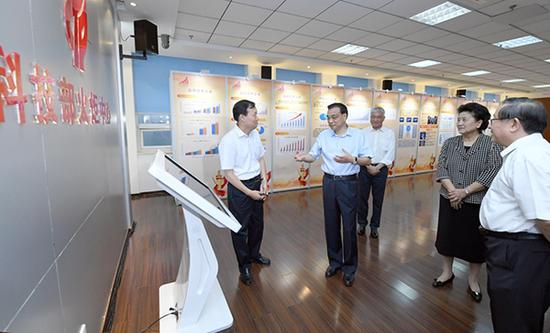 8月22日,中共中央政治局常委、国务院总理李克强到科技部考察并主持召开座谈会。这是李克强在科技部火炬高技术产业开发中心考察。新华社图