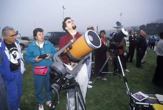 ▲ 1994 年 1 月 1 日，业余天文学家在洛杉矶格里菲斯公园天文台观看日食。（Visions Of America / Getty Images）