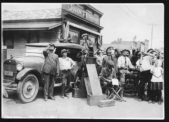 ▲ 1923 年 9 月，加利福尼亚州的人们正在观测日全食。（Hulton Deutsch / Getty Images）