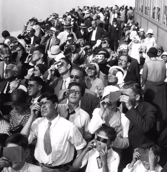 ▲ 1932 年 8 月 31 日，纽约帝国大厦顶层上的日食观察者们。（AP）