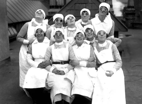 ▲ 1927 年 6 月，护士们通过特殊的深色眼镜观看日食。（Fox Photos / Getty Images）