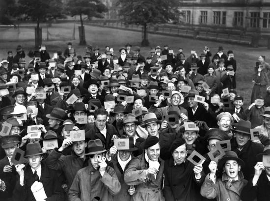 ▲ 1927 年，一群人在英国兰开夏郡的 Stonyhurst 学院的地面观察日食。（Fox Photos / Getty Images）