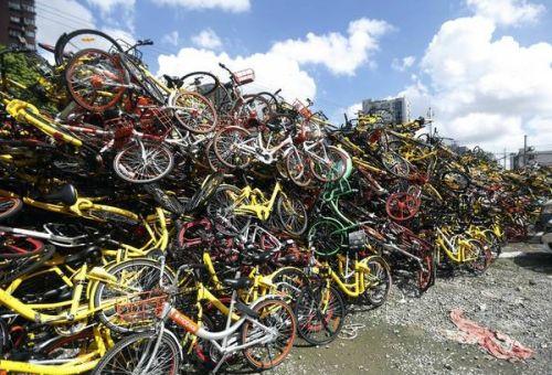 上海共享单车坟墓:单车随意摆放堆成山 触目惊