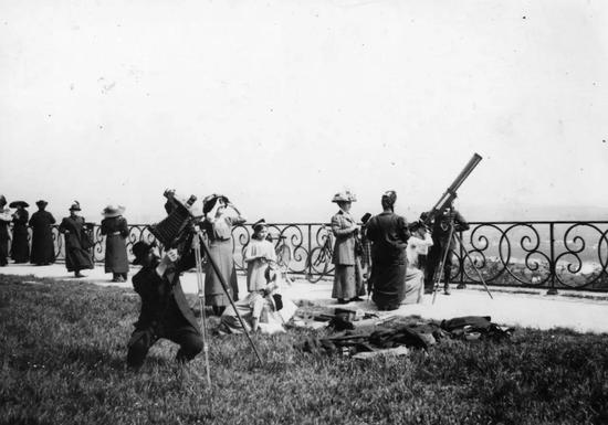 ▲ 1912 年 4 月 17 日，人们架好摄像机和光学设备，瞄准位于圣日耳曼巴黎郊区的日全食。（Hulton Archive / Getty Images）