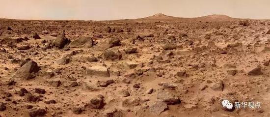 “火星探路者”着陆器拍摄的火星表面，灰色的岩石被红棕色的火星尘埃所覆盖（选自欧阳自远主编的《火星科学概论》）