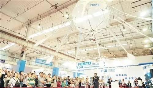 ↑8月23日,观众在世界机器人大会现场观看机器人表演。经济日报记者赵晶摄