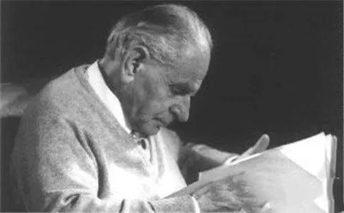 卡尔·波普,是当代西方最有影响的哲学家之一,他1934年完成的《科学发现的逻辑》一书标志着西方科学哲学最重要的学派――批判理性主义的形成
