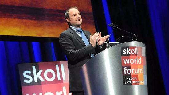 斯科尔在“社会企业家论坛”上