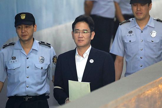 当地时间2017年8月25日，韩国首尔，韩国三星集团副会长李在镕现身首尔中央地方法院。&nbsp;视觉中国图