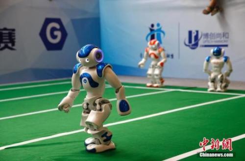 资料图：2017世界机器人大会上，机器人接力赛吸引了观众的目光。 中新社记者 刘关关 摄