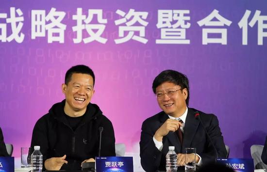 贾跃亭与孙宏斌在乐视融创投资合作发布会上。@视觉中国