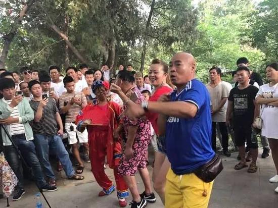 郑州尬舞:郑州尬舞江湖:连喊麦的都能红,我们为什么不可以? 双老大妈团队