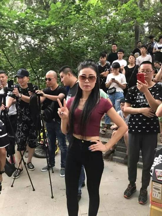 郑州尬舞:郑州尬舞江湖:连喊麦的都能红,我们为什么不可以? 长发女
