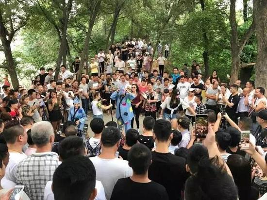 郑州尬舞:郑州尬舞江湖:连喊麦的都能红,我们为什么不可以? 网红一条街